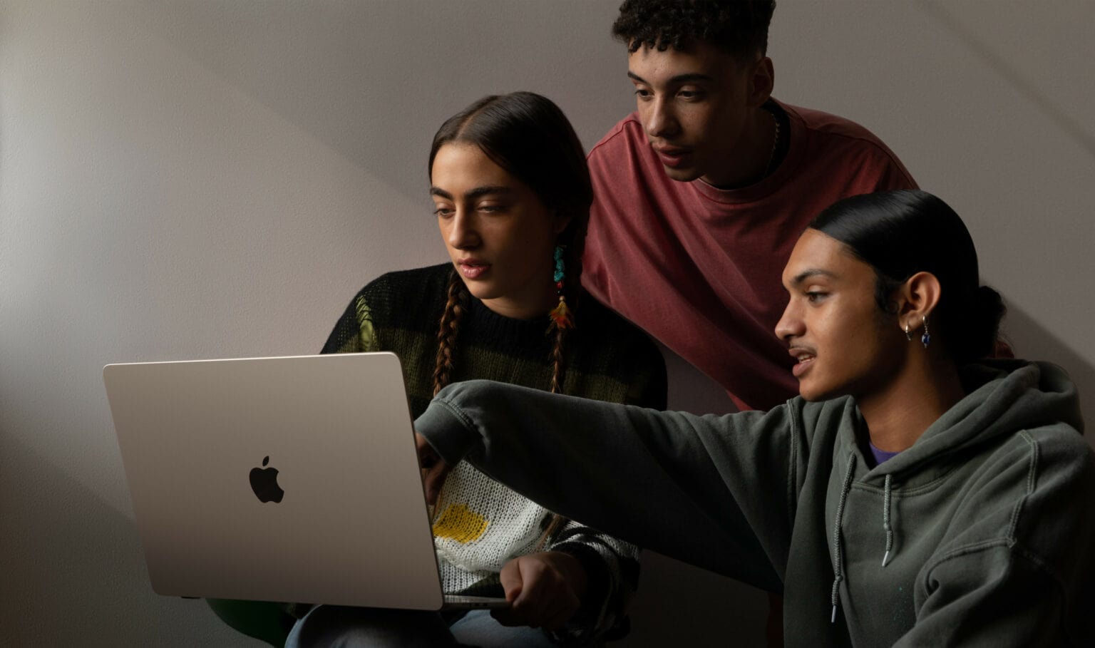 Jóvenes con una mac