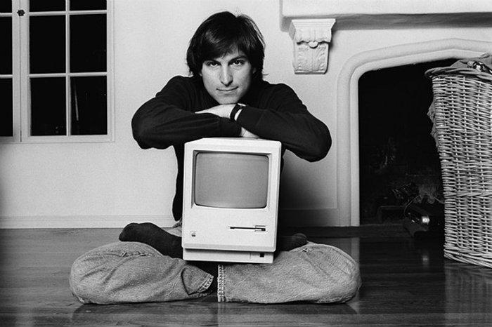 Steve Jobs con la Macintosh