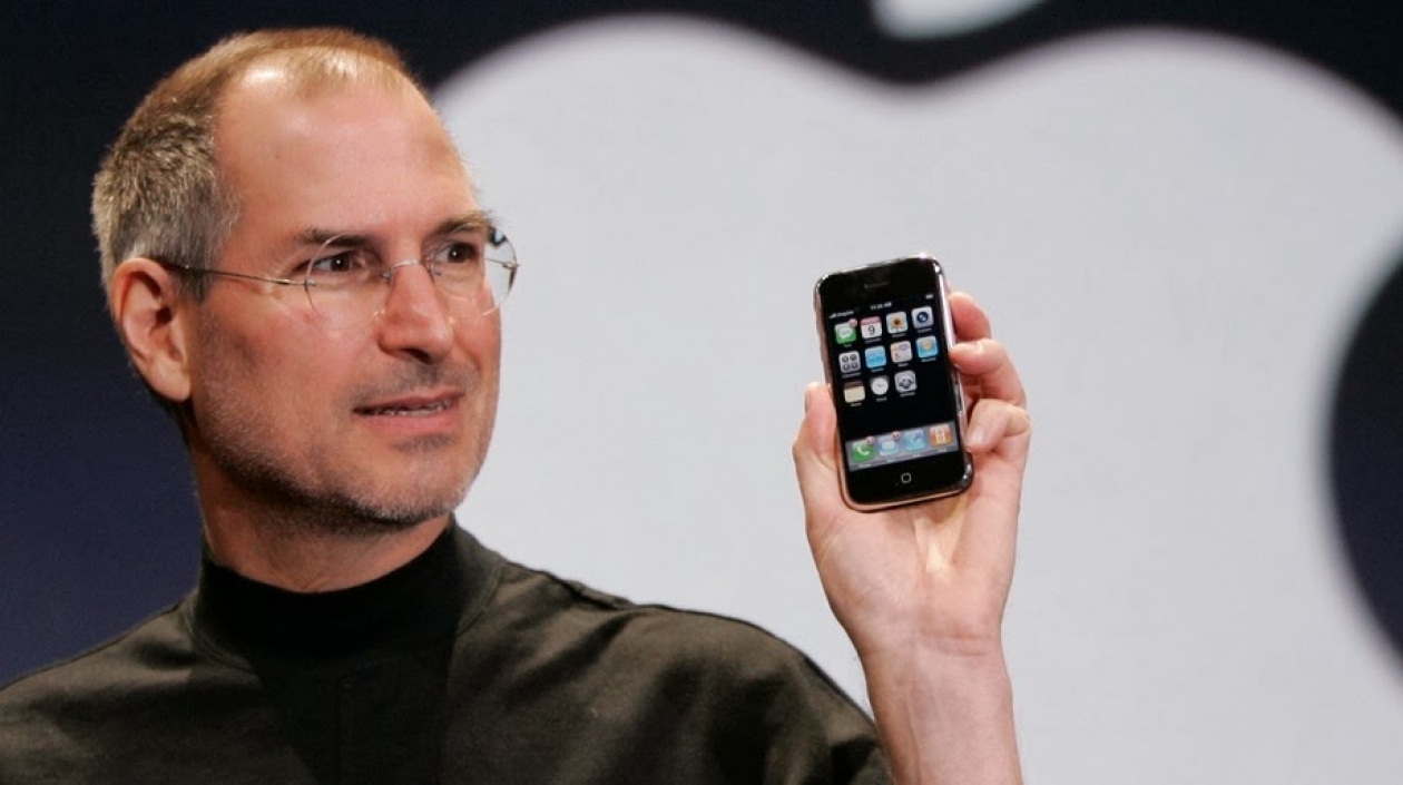 Steve Hobs con el primer iPhone